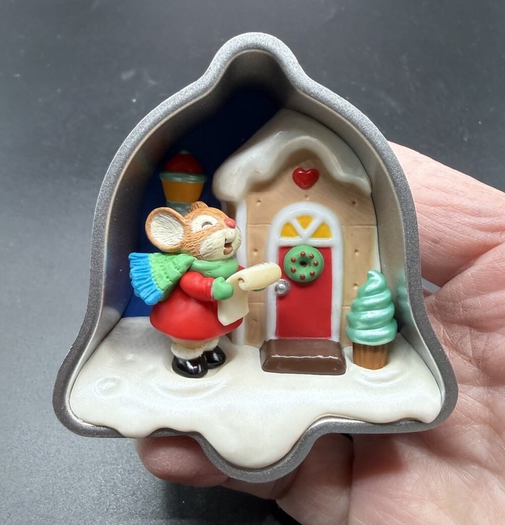 Hallmark Cookie Cutter Christmas Ornament Mouse Caroling 3rd Series No Box -LO20